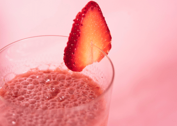 copo de vitamina rosa de morango