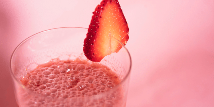 copo de vitamina rosa de morango