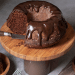 Receita de bolo de chocolate fácil e fofinho.