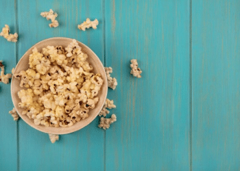 Fundo azul com um pote de pipoca