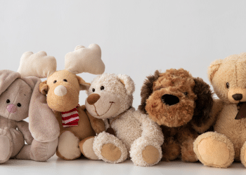 ursinhos de pelúcia encima da cama