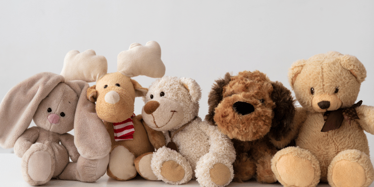 ursinhos de pelúcia encima da cama