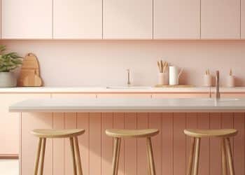 Cozinha com balcão, armários e banquinhos ilustrando um truque para afiar facas.