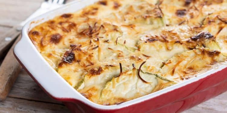 Fricassê de frango em assadeira vermelha.