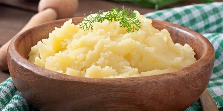 Purê de batata em uma tigela de madeira.