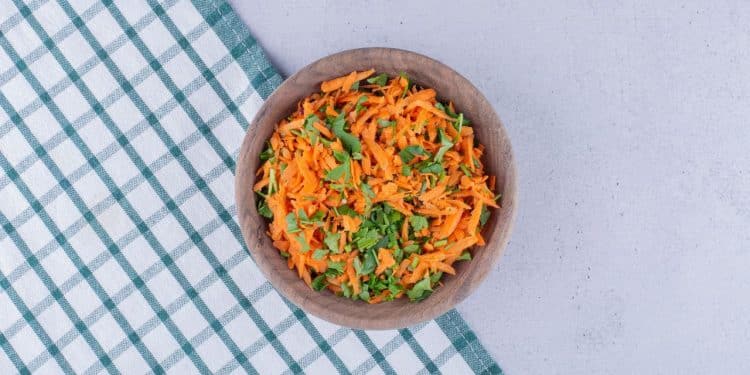 Salada de cenoura em um fundo quadriculado.
