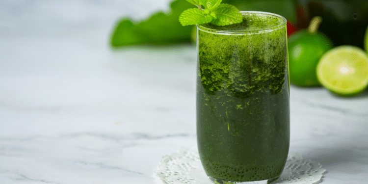 Suco saudável de couve com limão: passo a passo e benefícios.