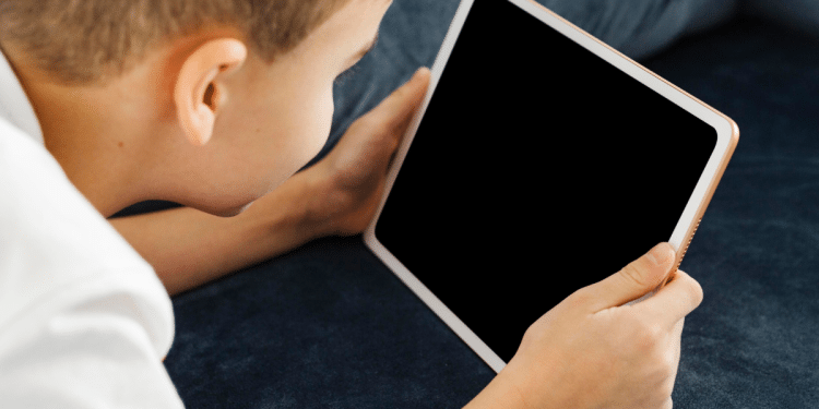 Menino segurando tablet