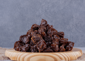 Tâmaras encima da mesa