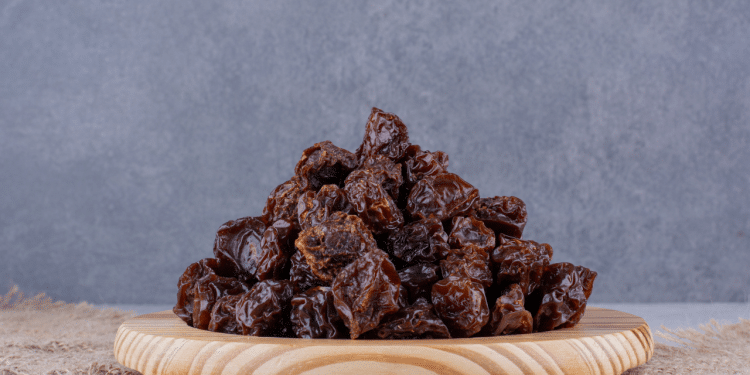 Tâmaras encima da mesa