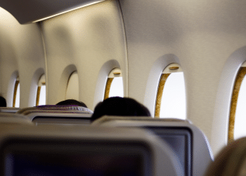 passageiros dentro do avião