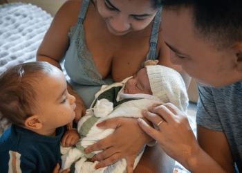 João Gomes mostra encontro do filho mais velho com o recém-nascido