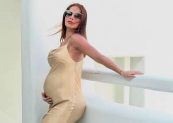 Grávida, Maíra Cardi exibe barrigão com Thiago Nigro em viagem à Grécia