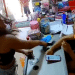 Mãe agride atendente com chinelada no rosto após filho gastar R$ 10 em mercadinho; assista