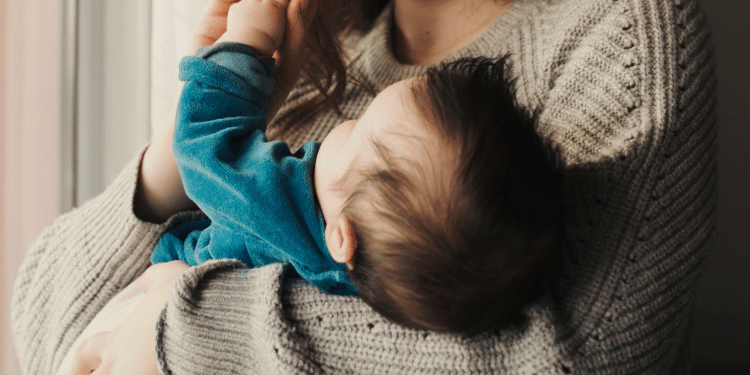 Tem colo aí? Saiba os pontos positivos e negativos. Foto: Freepik