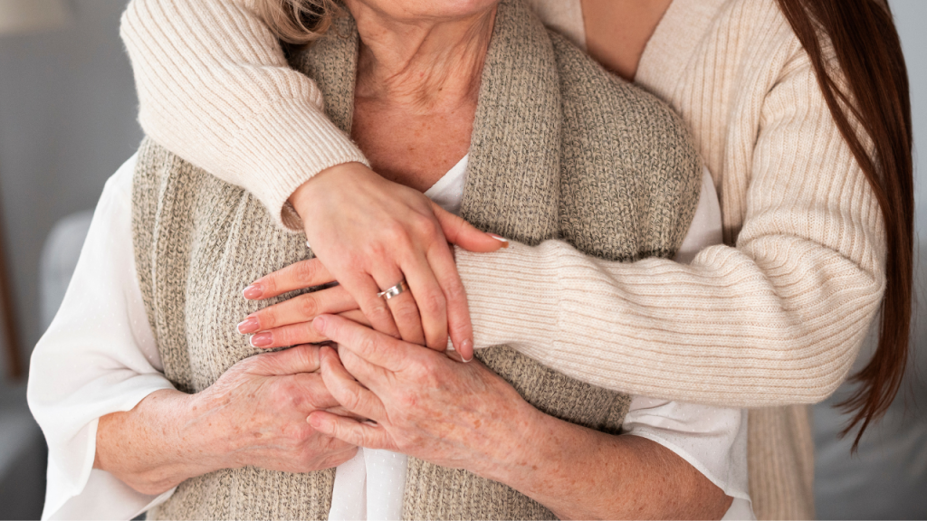 mae dando abraço na mãe