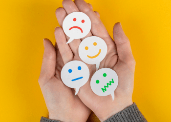 Emojis de emoções recortados em papel e coloridos