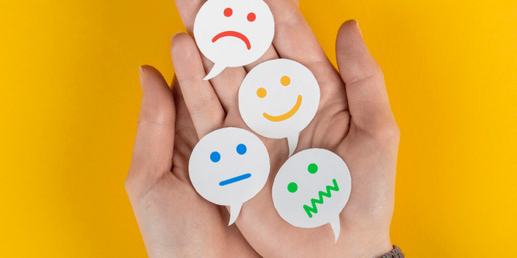 Emojis de emoções recortados em papel e coloridos