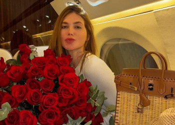 Virginia Fonseca recebe buquê de flores após viagem com Vini Jr.