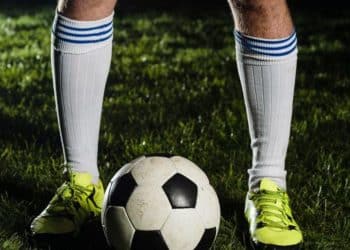 Jogador brasileiro faz graves ofensas à mãe em áudios expostos por jornalista: “Vagabunda e interesseira”