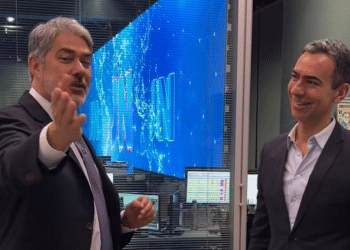 William Bonner leva César Tralli para tour especial nos bastidores do “JN”