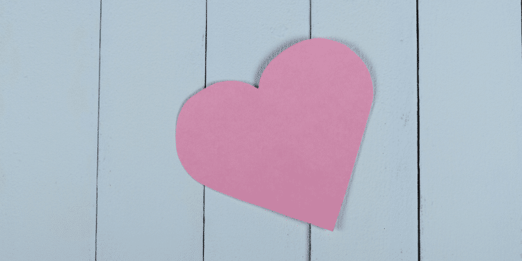 Um coração rosa de papel