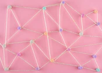 Rede com pontos representando a harmonia entre mãe e filho.