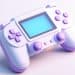Controle de jogos branco e lilás em um fundo neutro.
