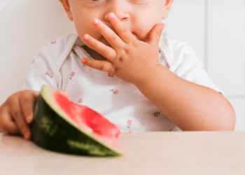 Criança comendo uma melancia