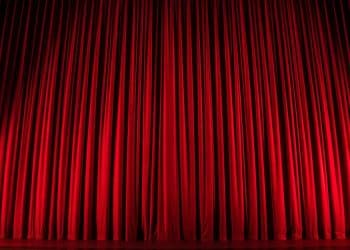 Cortina vermelha de teatro.