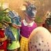 Personagens de Família Dinossauros olhando para um ovo.
