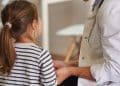 9 dicas para ajudar seu filho a superar o medo de médicos.