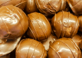 Bomba de doce de leite com chocolate.