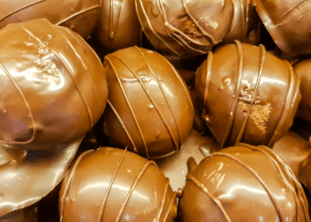 Bomba de doce de leite com chocolate.