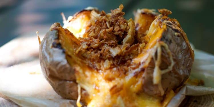Batata recheada com carne.