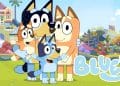 Personagens de Bluey junto ao logo da série.
