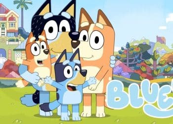 Personagens de Bluey junto ao logo da série.