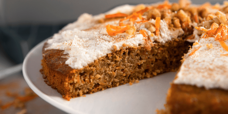 Bolo de cenoura sem glúten e sem lactose.