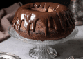 Bolo vulcão de chocolate delicioso e fácil.