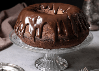 Bolo vulcão de chocolate delicioso e fácil.