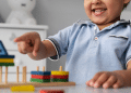 Criança brincando com brinquedos de montar