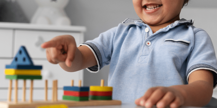 Criança brincando com brinquedos de montar