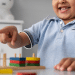Criança brincando com brinquedos de montar