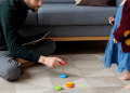 Pai e filha brincando
