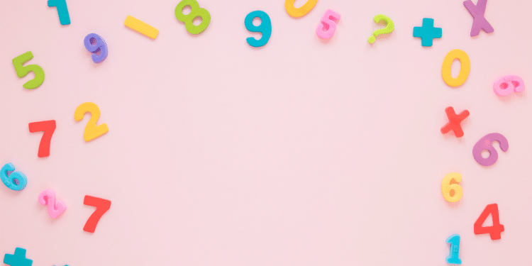 números e letras em um fundo rosa