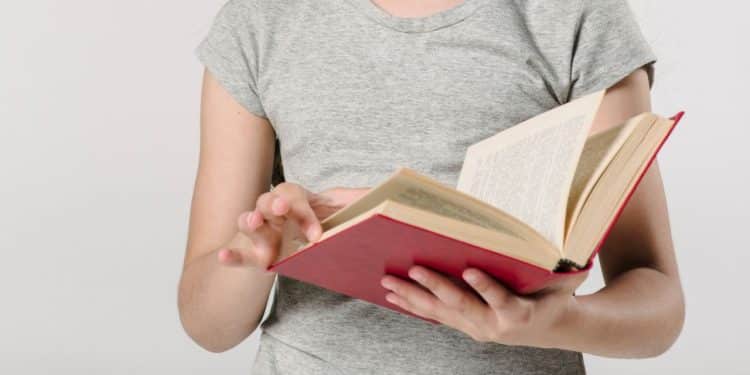 Colleen Hoover crianças podem ler os livros da autora.