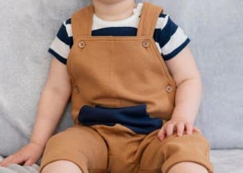 Bebê aprendendo a se sentar.