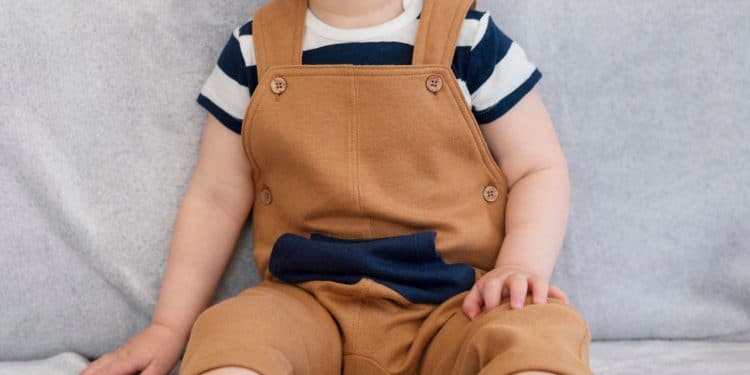 Bebê aprendendo a se sentar.