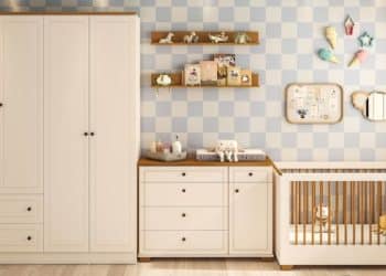 Quarto de bebê com armário, trocador e berço.