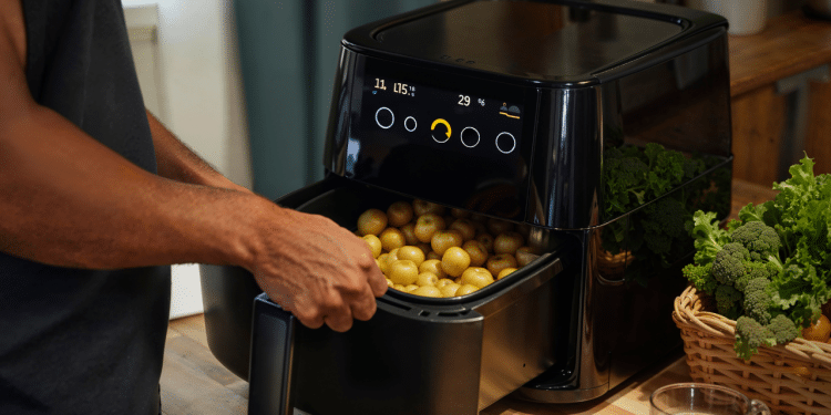 Confira 5 jeitos práticos de desengordurar sua air fryer.
